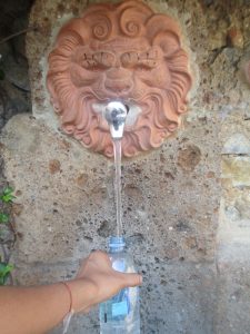 riempire acqua alla fontana